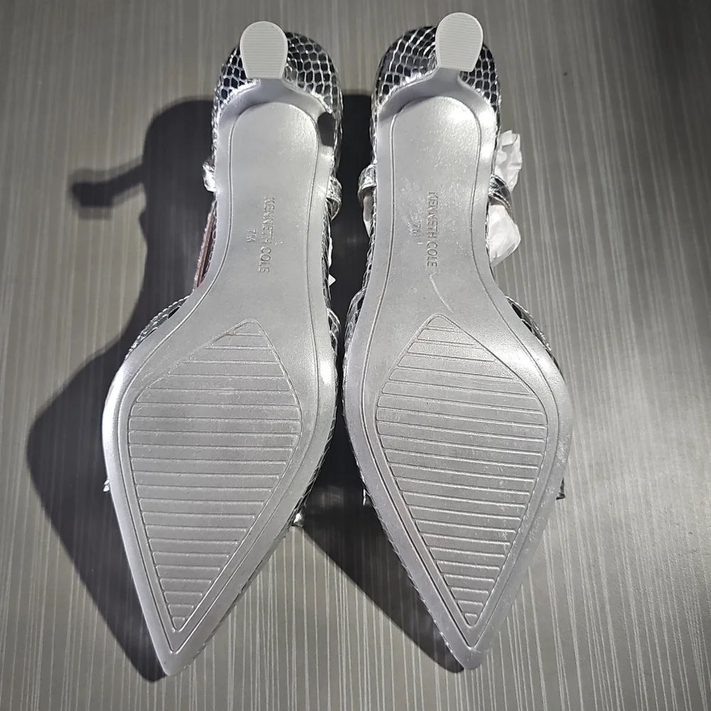 Kenneth Cole New York Umayra Silver Snake Pointed Toe Pumps Women's 7M NEW - Picture 11 of 12